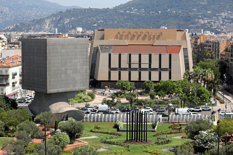 Le bâtiment a été construit il y a trente-six ans.