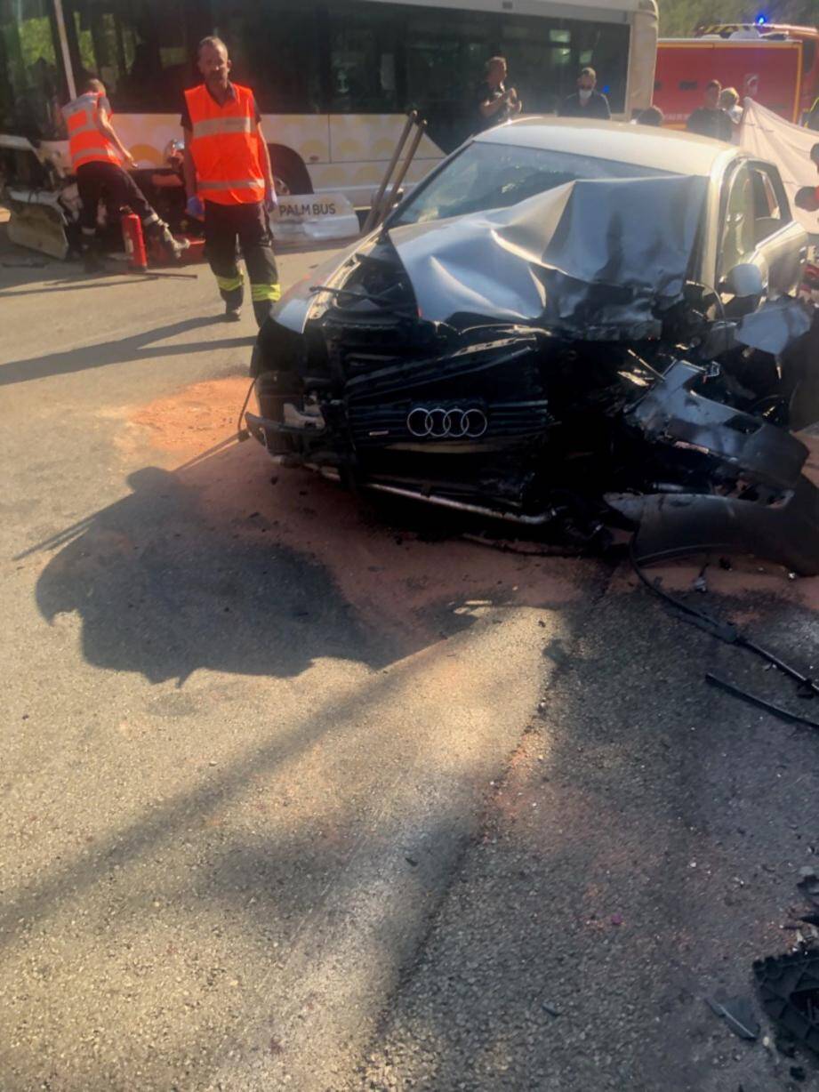 Les dégâts sur les véhicules témoignent de la violence du choc. Dans cette collision, une passagère d’une trentaine d’années, assise à l’arrière de la voiture, a perdu la vie.