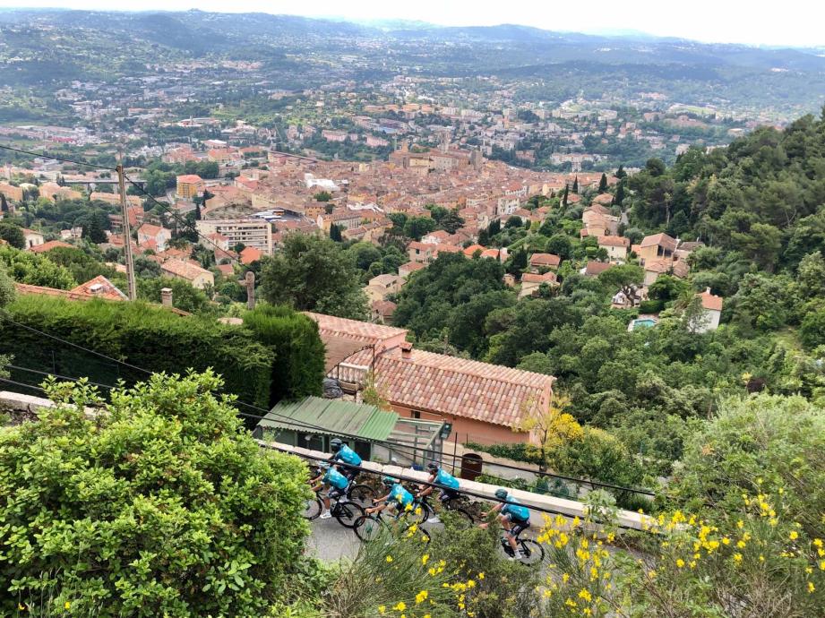 La traversée de Grasse, en direction du col du Pilon, classé en troisième catégorie, après une cinquantaine de kilomètres.