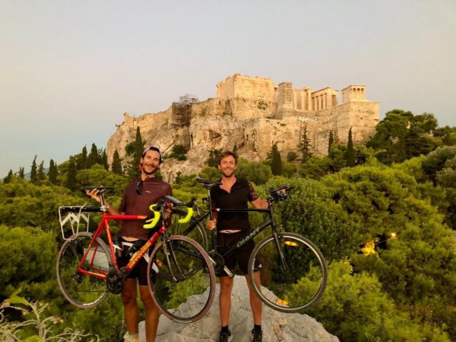 Charles et Loïc au sommet de l’Acropole pour leur arrivée triomphale. 