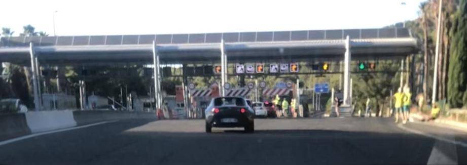 Le petit péage de Bandol repris d'assaut par les Gilets Jaunes ce samedi.