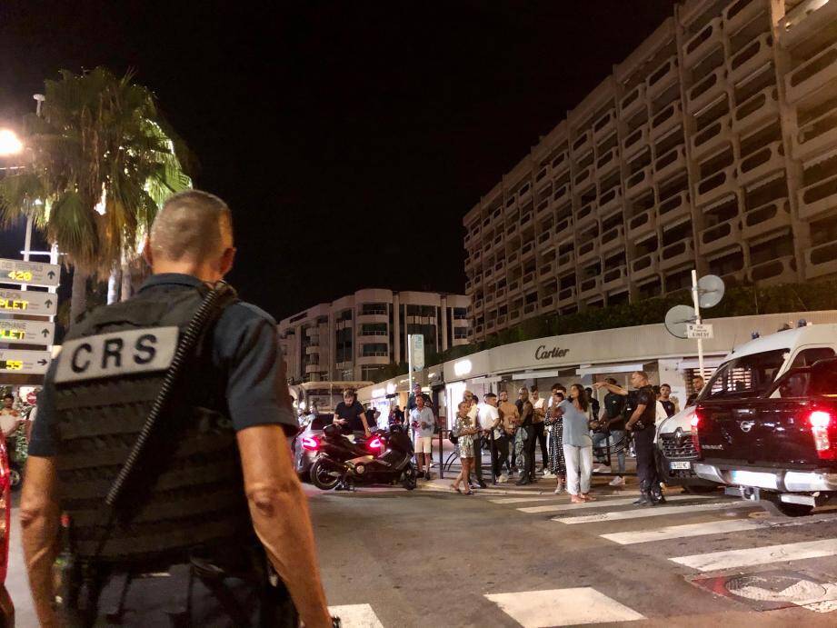 Un mouvement de foule après une fausse rumeur de fusillade — Cannes Un mouvement de foule après une fausse rumeur de fusillade — Cannes