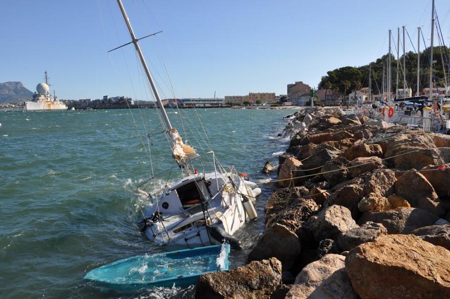 Le voilier en difficulté sur une mer déchaînée a été mis en sécurité le long de la digue, à l’entrée du port. 
