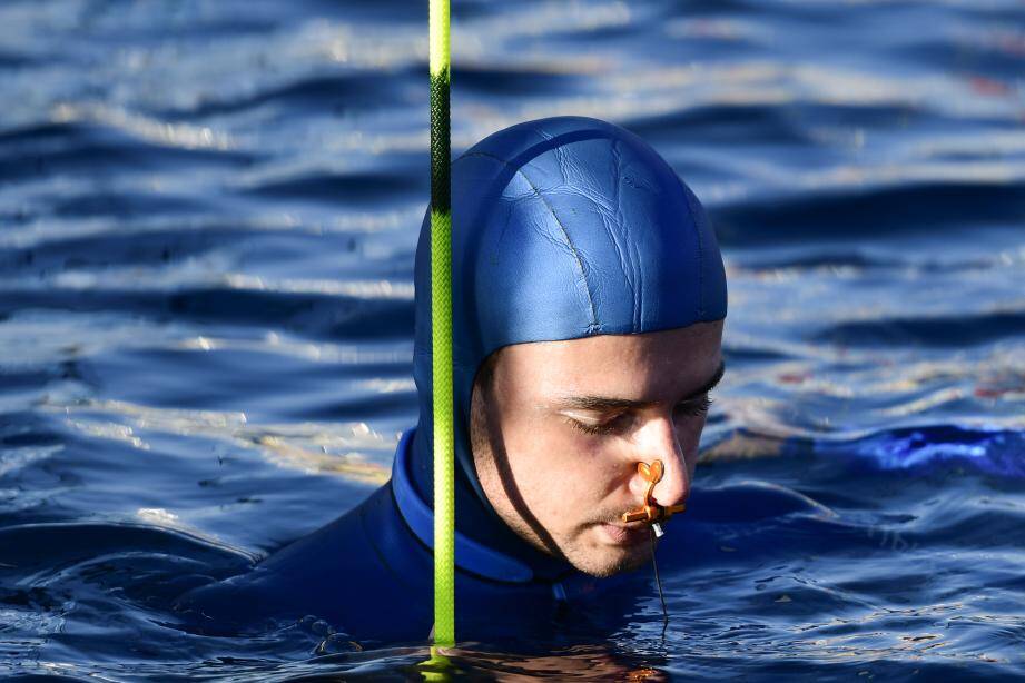 Arnaud Jéralden pleine concentration avant de plonger en 2019 à Villefranche-sur-Mer.