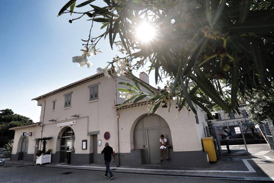 Que se trame-t-il concrètement du côté de cette gare coincée entre le nouveau pôle multimodal de Saint-Augustin et celui à venir à Cagnes-sur-Mer ? Le guichet va-t-il disparaître ? « L’idée [est] de positionner les agents là et au moment où il y a le plus de monde, avec souplesse et mobilité », envisage la SNCF. 