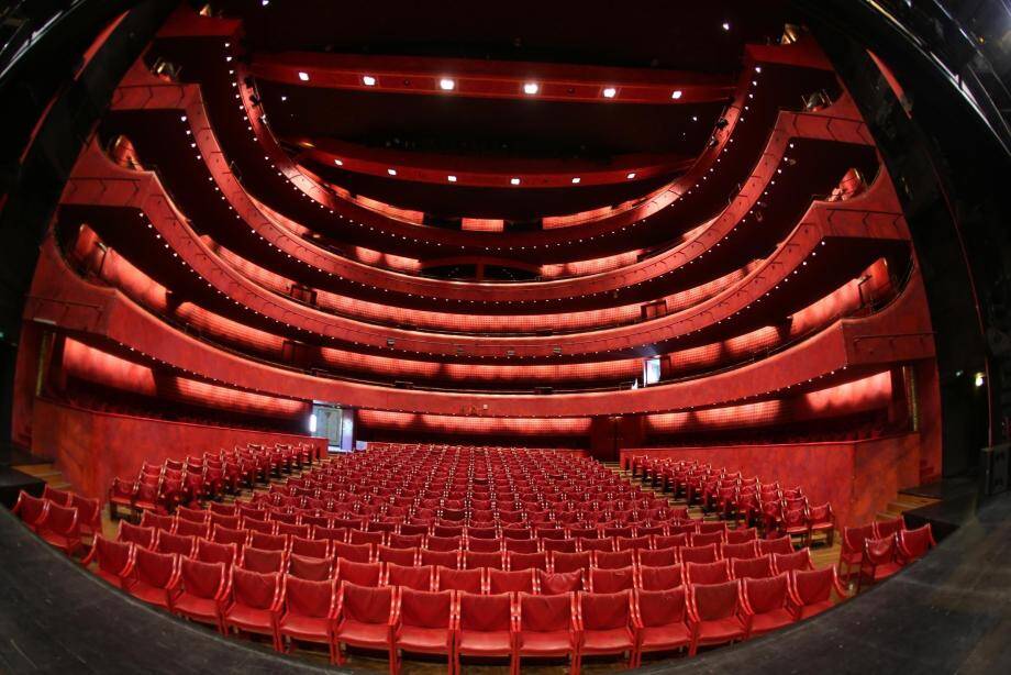 Grandes ou petites, les salles de théâtre (ci-dessus celle du TNN) participent au spectacle vivant à la niçoise et sont au centre des préoccupations municipales afin de rayonner encore plus dans la vie culturelle locale.