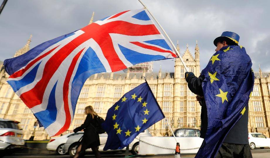 Un manifestant anti Brexit devant la Chambre des Communes le 28 mars 2018 portant les deux drapeaux: le britannique et l'européen.