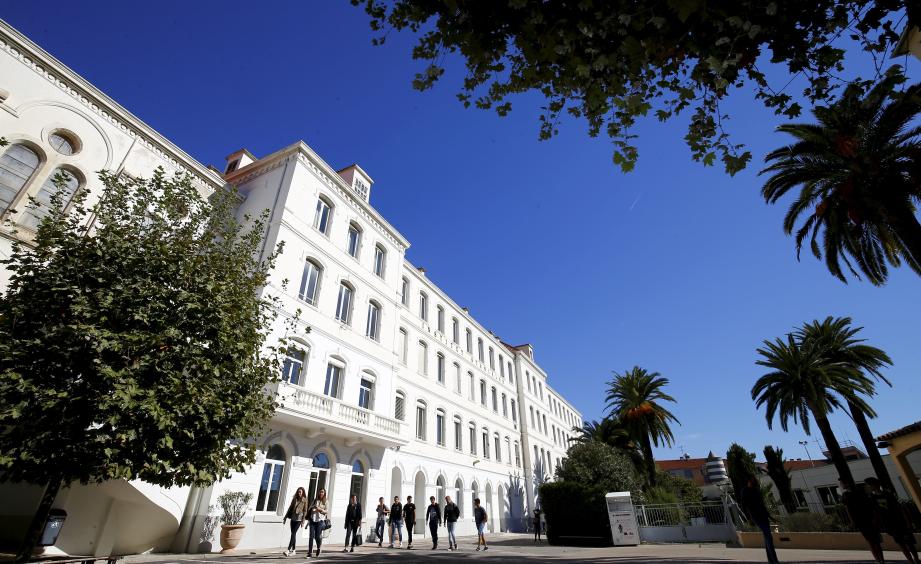 L'institut Stanislas de  Cannes.