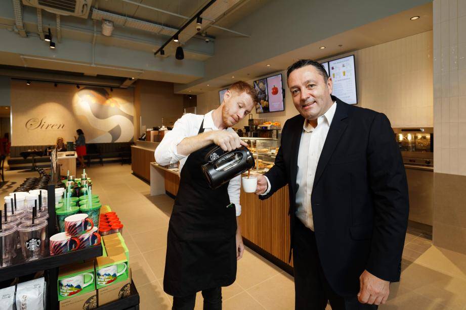 Toute l'équipe du nouveau Starbucks café de L'Avenue 83 à La Valette est en place prête à accueillir les clients. Le directeur général national Christian Gurria est venu assister en personne à l'inauguration, la veille de l'ouverture.