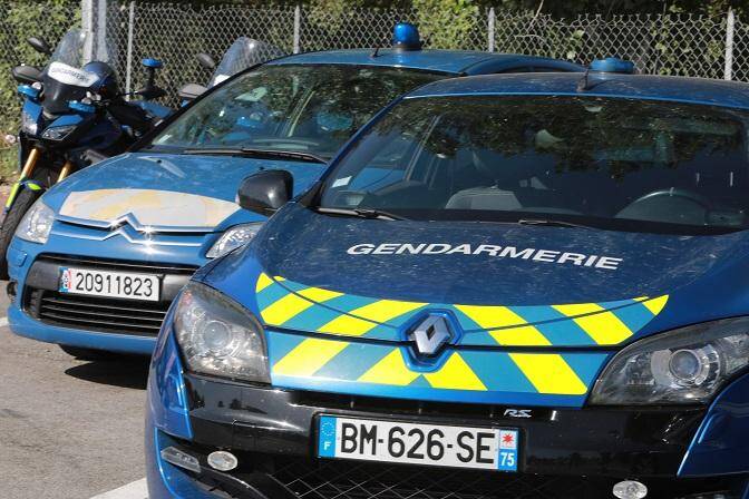 Des voitures de gendarmerie.