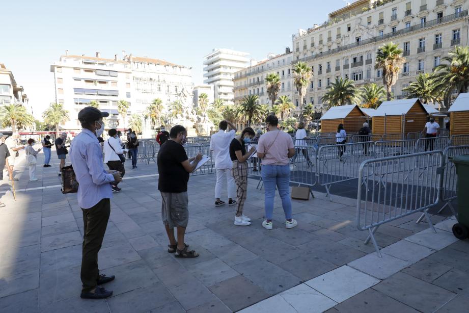 Dépistage du coronavirus, place de la Liberté à Toulon.