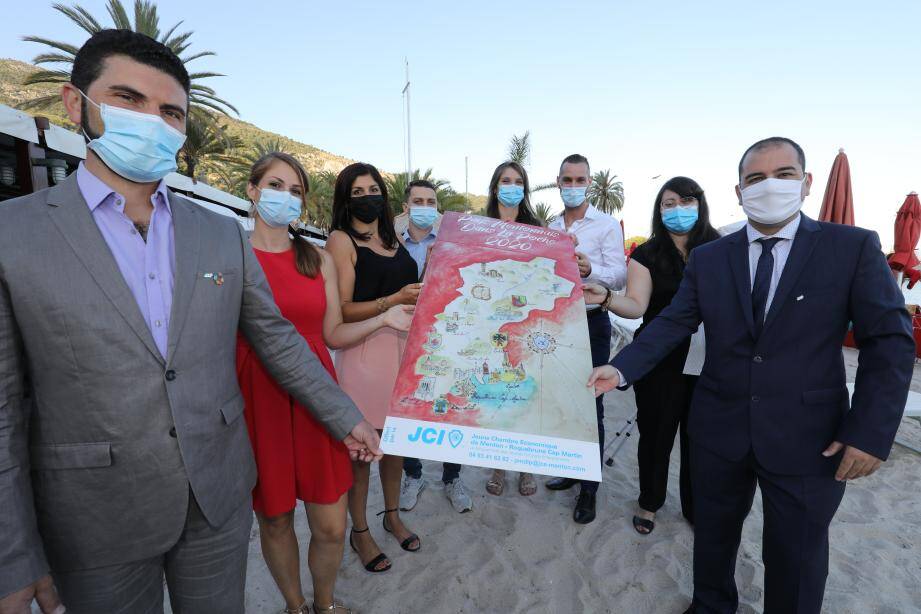 Autour de Jean-Christophe Rapuc (à gauche), past président et de Julien Drouillot (à droite) président 2020 de la JCE de Menton-Roquebrune, les membres de la JCE sont fiers de présenter le cru 2020 du Pays mentonnais dans la poche.