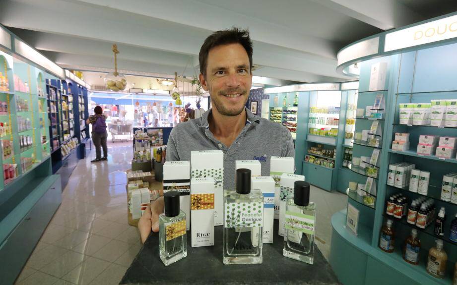 Depuis sa boutique mentonnaise, Julien Foucher veut désormais rayonner sur toute la Côte d’Azur avec une nouvelle gamme de parfums, qui évoquent les multiples facettes de la French Riviera. 