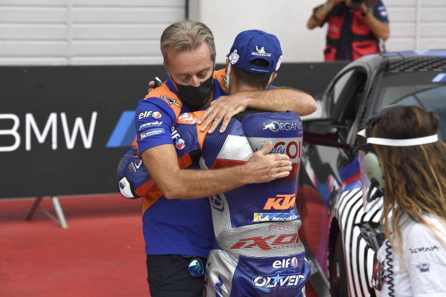 A Spielberg, entre arrivée et podium, Hervé Poncharal est tombé dans les bras de Miguel Oliveira. Tous derrière et eux devant ! 