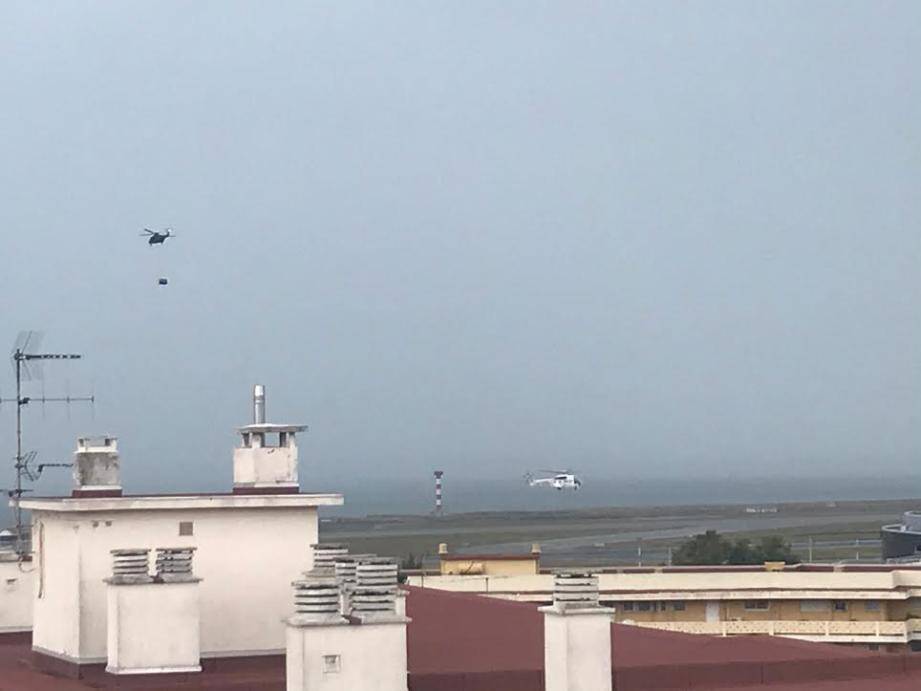 L'un des deux hélicoptères qui venaient de décoller a perdu son chargement.