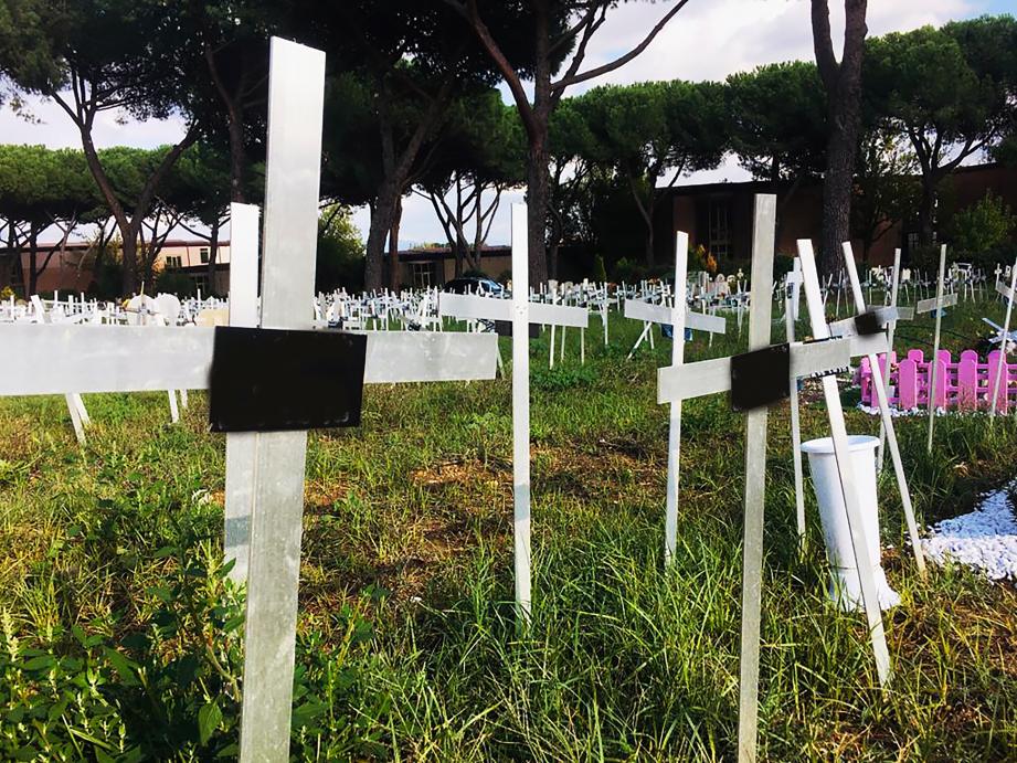 Dans le cimetière de Flaminio à Rome, ces croix portent les noms de femmes ayant avorté. Les fœtus ont été enterrés à leur insu, leurs noms apposés sans leur accord.