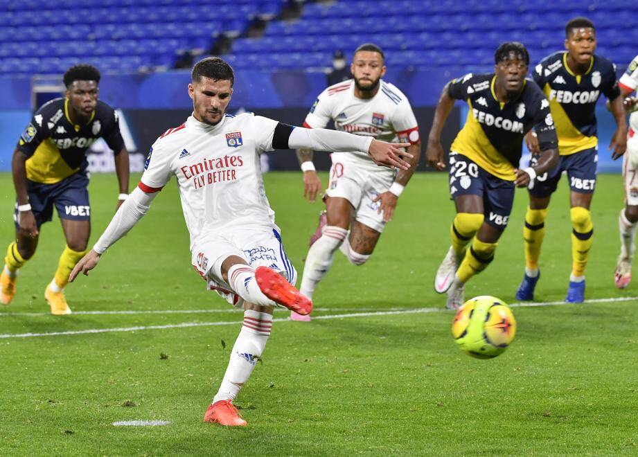 Houssem Aouar lors du penalty contre Monaco.