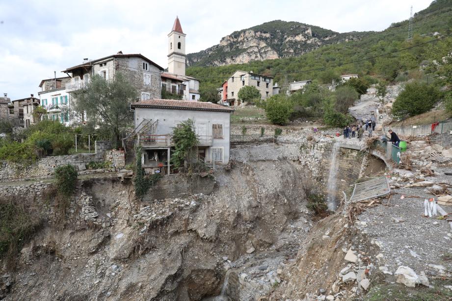 Vallée de la Tinée : Le village de Roussillon commune de la Tour / Tinée est éventré