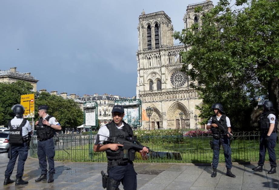 Des policiers déployés devant Notre Dame après une attaque au marteau par un assaillant jihadiste le 6 juin 2017 à Paris