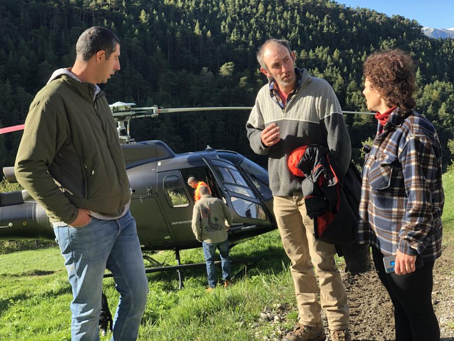 Benoît Esmengiaud et Michaël Viale à la rencontre de leur consoeur désemparée, Solange Pelissero, à Tende.