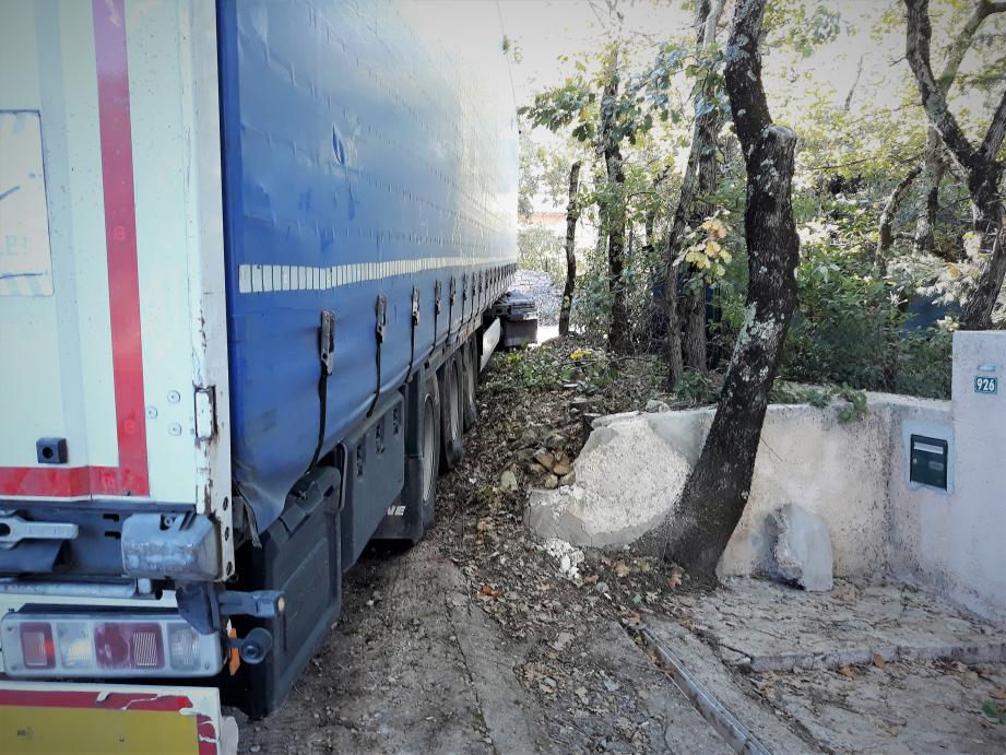 D’origine lituanienne mais doté d’un GPS, ce long convoi routier s’est engagé dans des chemins communaux excentrés.