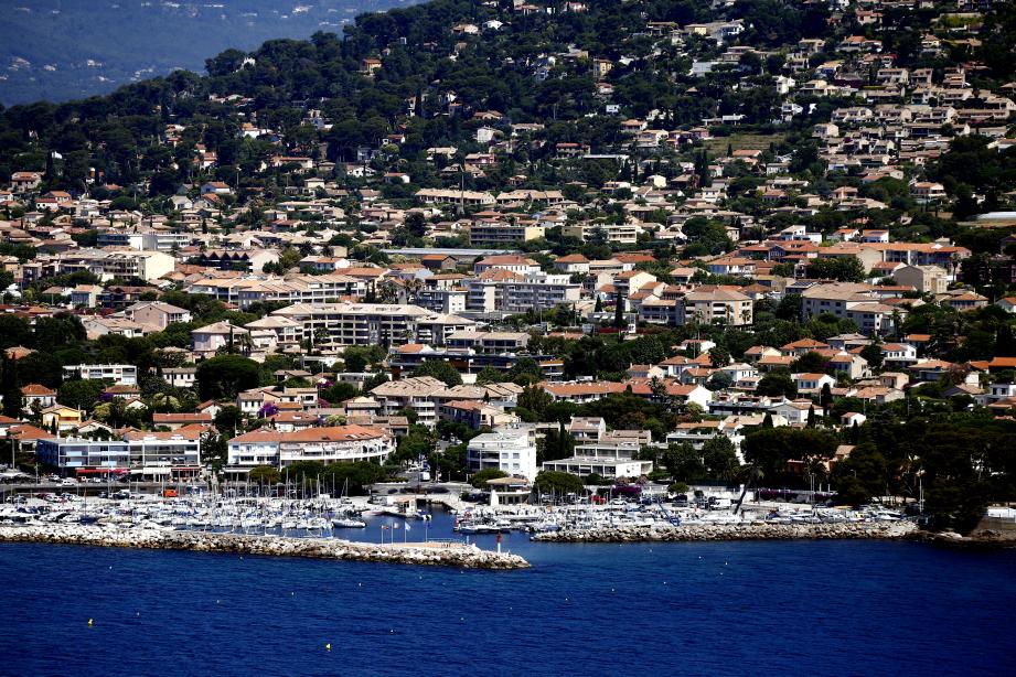 Vue aérienne de Carqueiranne. 