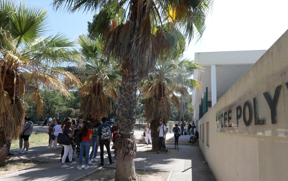 Trois lycéens, membres de la même classe de Terminale 1 d'enseignement général au lycée de Costebelle d'Hyères, ont été diagnostiqués positifs à la Covid-19.
