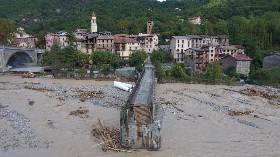 Vue en drone de Roquebilière et de la Vésubie après les intempéries du 02 octobre 2020.