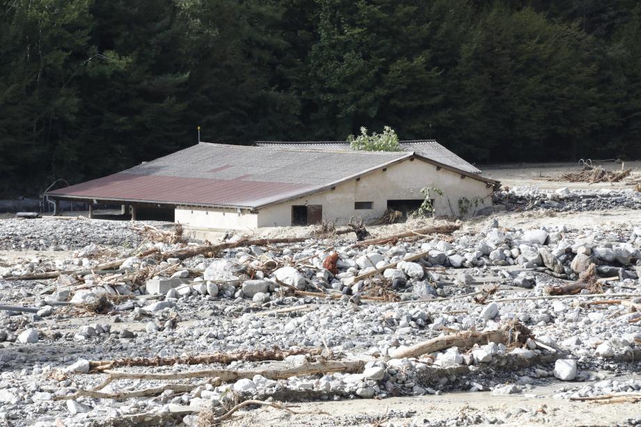 La rivière a provoqué des dégâts monumentaux tout au long de la vallée de la Vésubie, comme ici à Roquebillière.