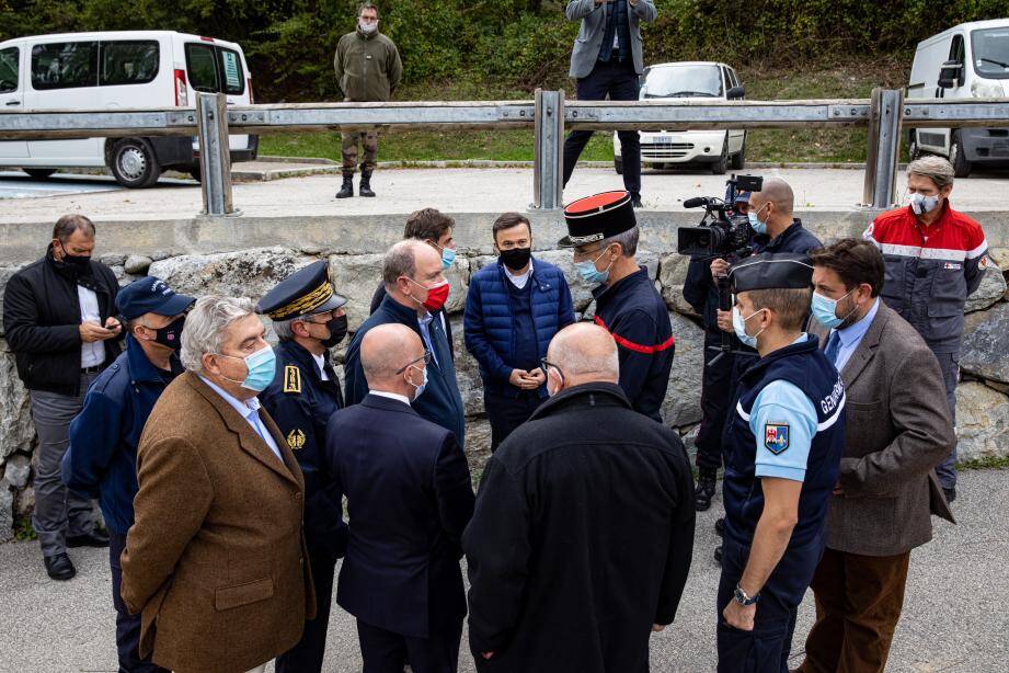 Stéphane Valeri (au fond, au centre) a accompagné le prince Albert II en déplacement dans la vallée de la Vésubie.