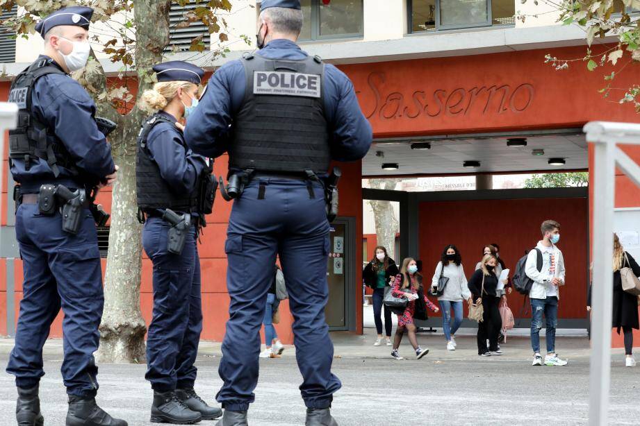 En plus des patrouilles policières aux entrées et sorties d’élèves, Sasserno, établissement privé catholique sous contrat situé en centre-ville à Nice, a embauché deux vigiles.