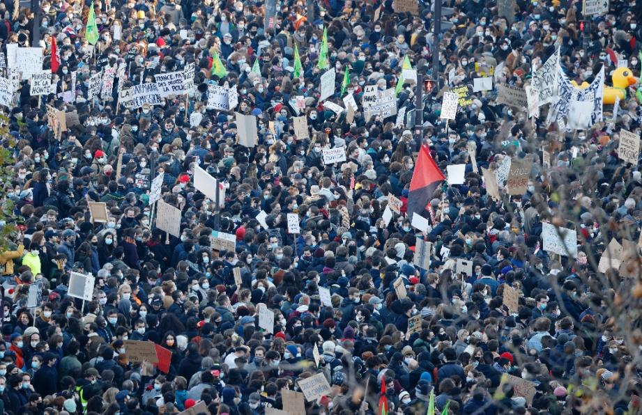 Des manifestants rassemblés place de la République le 28 novembre 2020 à Paris