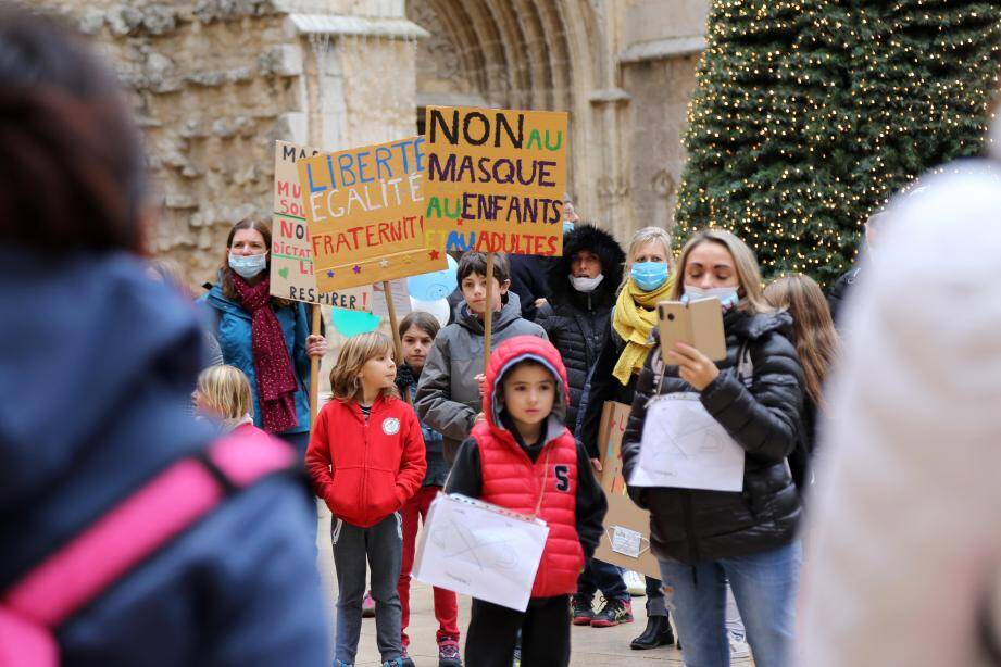Recit Le Masque C Est Pour Pour Carnaval Forte Mobilisation A Saint Maximin Contre Le Masque A L Ecole Var Matin