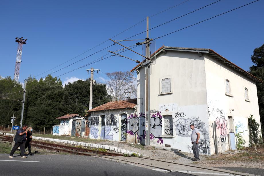 La gare de Sainte-Roseline a servi de décor dans Le Corniaud et Le Gendarme se marie.