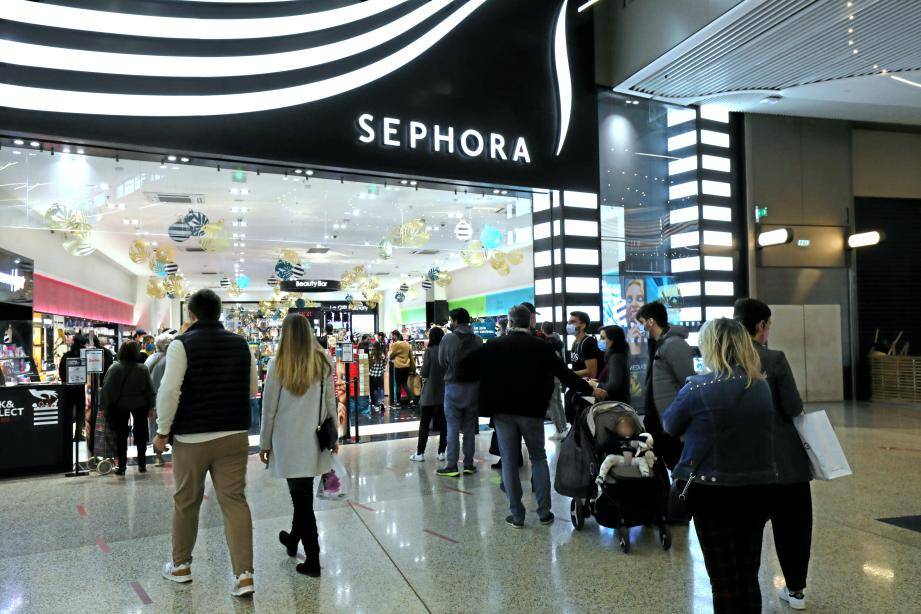 La file d'attente devant Sephora au Cap 3000.