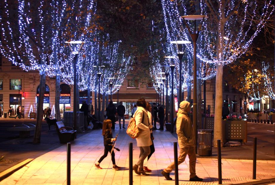 Légende : La place De-Gaulle devrait être bien plus éclairée cette année.