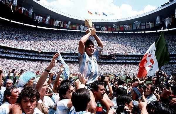 Diego Maradona avec la Coupe du Monde 1986.
