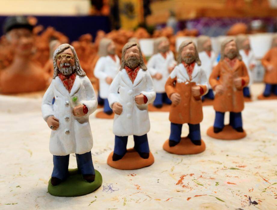 Pour mettre la crèche de Noël à l'heure du Covid-19, une santonnière de (Var) a créé une figurine à l'effigie du professeur Didier Raoult, le polémique directeur de l'Institut hospitalo universitaire Méditerranée Infection, grand défenseur de l'hydroxychloroquine.
a créé un santon à l'effigie du professeur Raoult