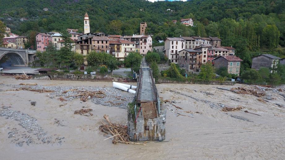 Vue en drone de Roquebilière et de la Vésubie après les intempéries du 02 octobre 2020.