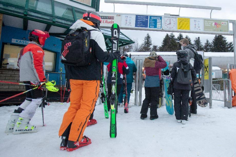 Des skieurs attendent de prendre un télésiège lors de la réouverture des stations de ski, le 24 décembre 2020 à Sommering, en Autriche