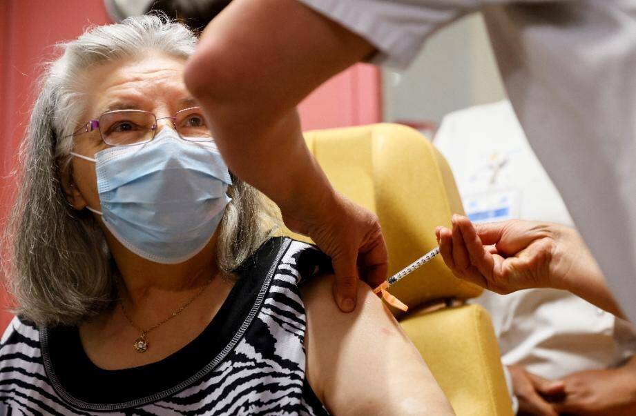 Mauricette, une femme de 78 ans, première personne en France à recevoir une dose de vaccin contre le Covid-19 le 27 décembre 2020 à Sevran (Seine-Saint-Denis)