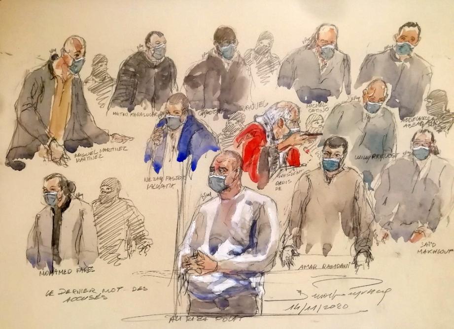 Croquis d'audience du 14 décembre 2020 montrant Ali Riza Polat (C) parler devant d'autres accusés au palais de justice de Paris 