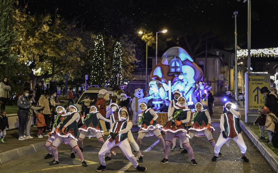 Parade de Noël avec de joyeux lutins et un char schtroumpfement mignon, à découvrir ce mercredi soir, de 18 à 20h, dans les rues de Cannes.