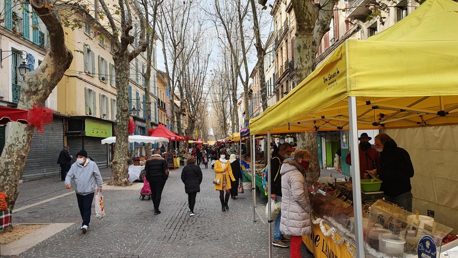 Moins de monde que d’habitude, dimanche, sur le marché du cours Louis-Blanc où la température était glaciale en début de matinée. 