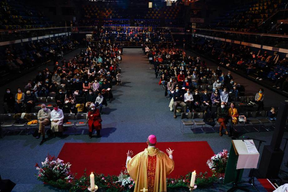 L'évêque de Nanterre, monseigneur Matthieu Rouge (C) dirige une messe au Palais des sports de Levallois-Perret, le 24 décembre 2020