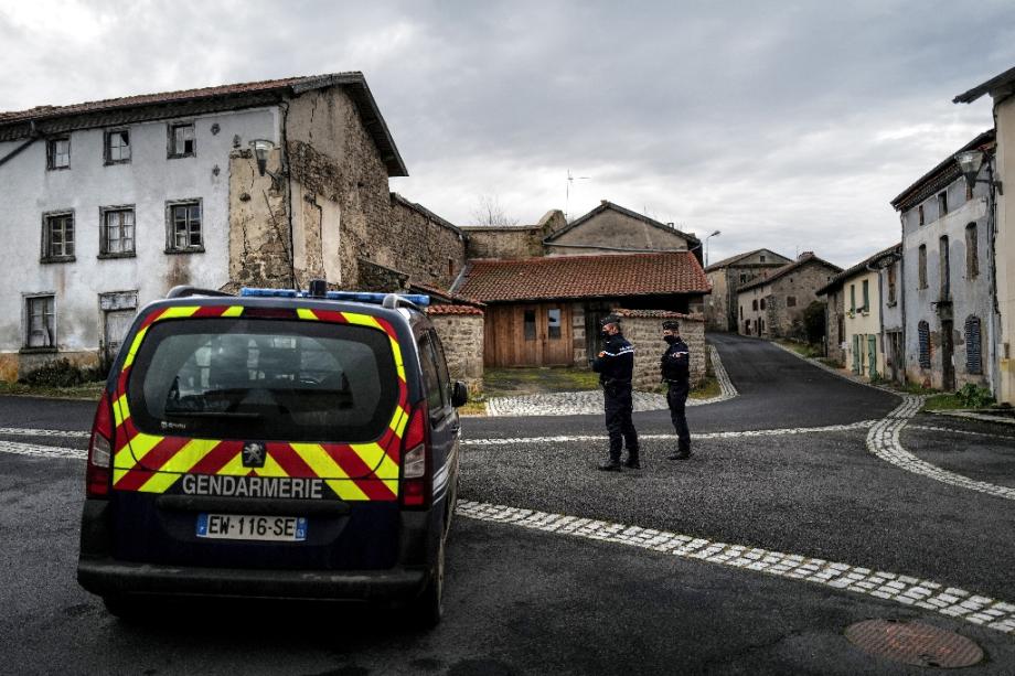 Des gendarmes en faction dans une rue de Saint-Just le 23 décembre 2020 