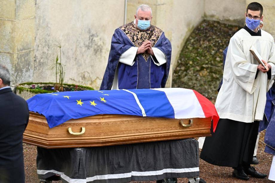 Le prêtre Don Stephane (g) devant le cercueil de l'ancien président Valéry Giscard d'Estaing, lors des obsèques en l'église d'Authon, le 5 décembre 2020