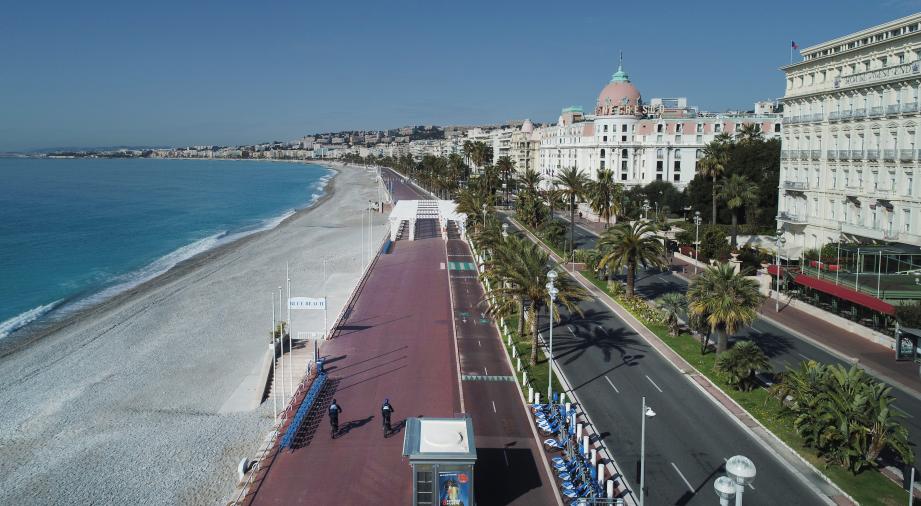 Face à une baie des Anges et toute une ville privée de restaurants, cafés, bars, même si les hôtels peuvent les accueillir, les clients préfèrent l’ambiance monégasque, où tous les commerces fonctionnent.