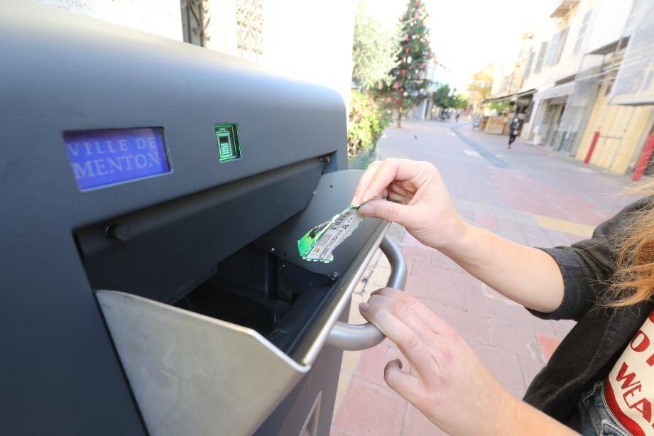 À l’heure actuelle, une vingtaine de ces poubelles connectées sont installées dans les rues les plus fréquentées de la ville.