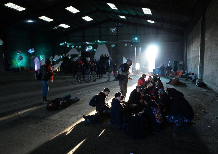 Des participants à la rave party de Lieuron (Ille-et-Vilaine) se reposent dans un hangar désaffecté, le 1er janvier 2021